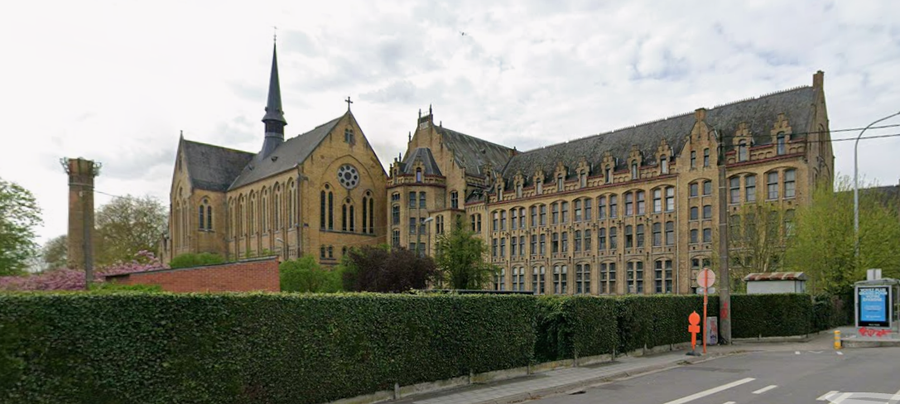 L'école Saint-Luc de Tournai, grand bâtiment néogothique en briques claires